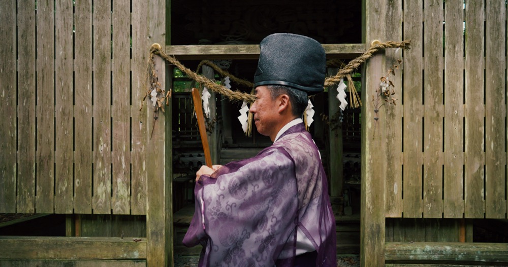 神社で祭祀を行う人物
